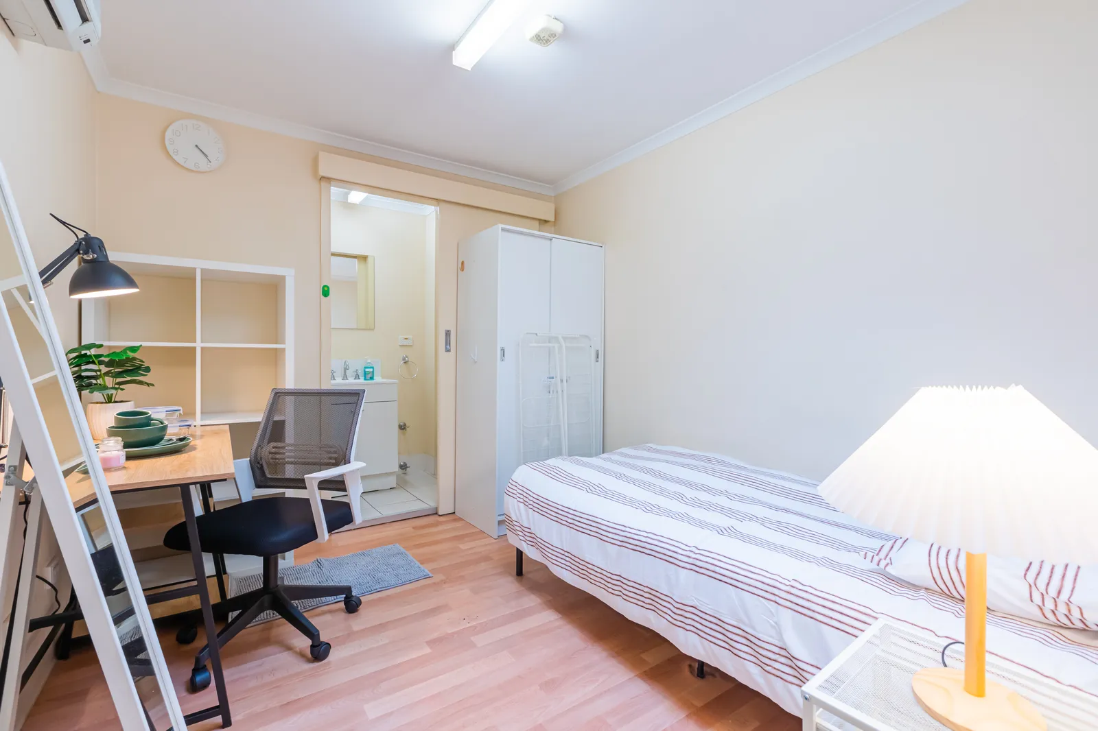 [Room 15] Gray St, Adelaide